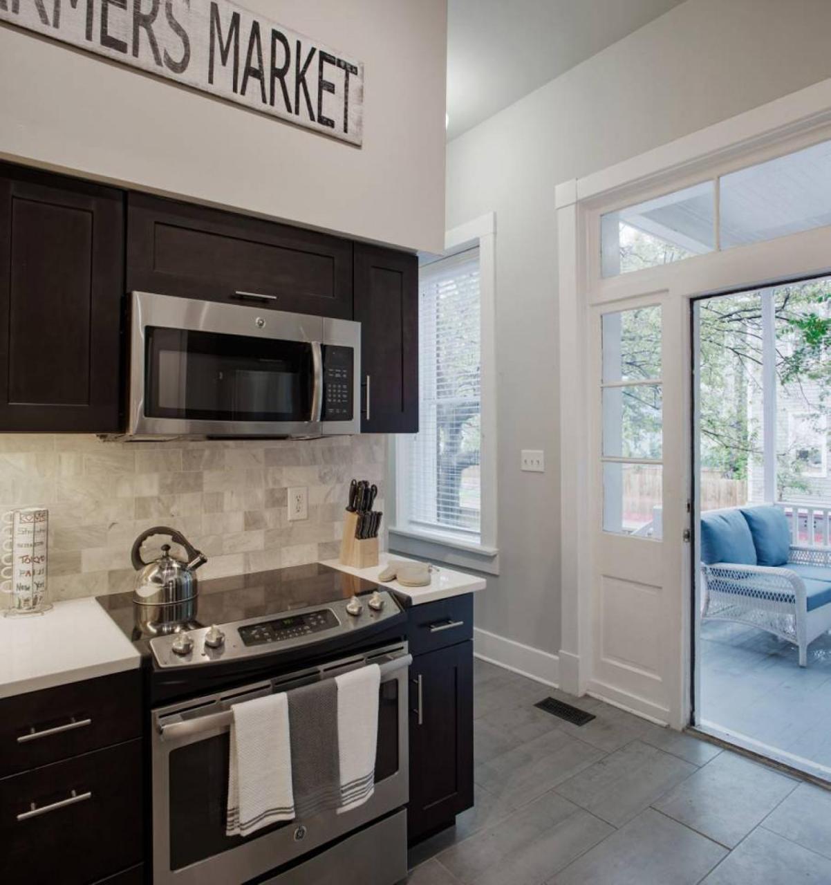 420Waldburg A - Modern Apt With Southern Charm Blocks From Forsyth Apartamento Savannah Exterior foto